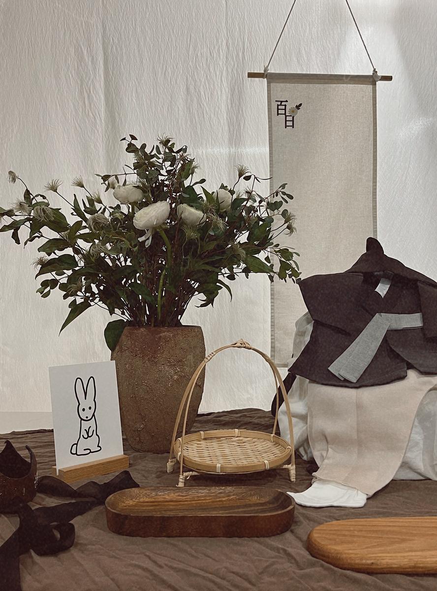 옅은 피치 컬러와 그린,
백일상 스타일링